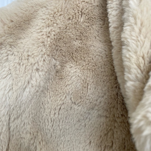 Zara faux fur jacket in size medium. Barely worn and in perfect condition! - Picture 3 of 4